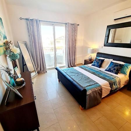 Stunning Apartment C106 With Balcony Looking Over Pool Peyia Buitenkant foto