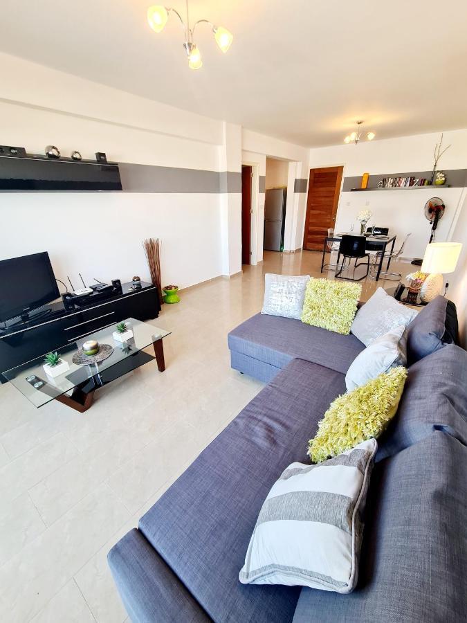 Stunning Apartment C106 With Balcony Looking Over Pool Peyia Buitenkant foto