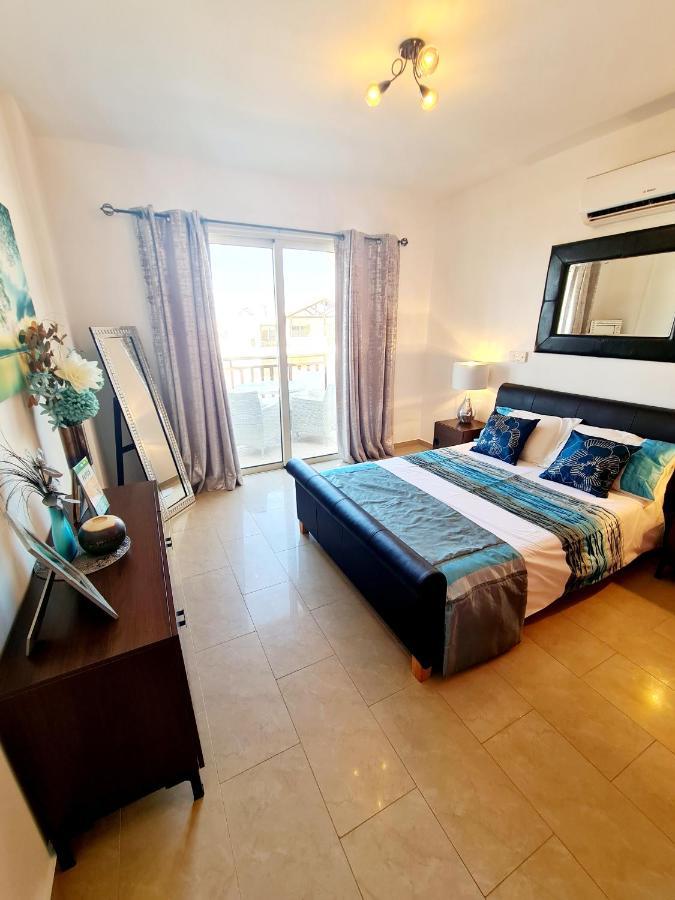 Stunning Apartment C106 With Balcony Looking Over Pool Peyia Buitenkant foto