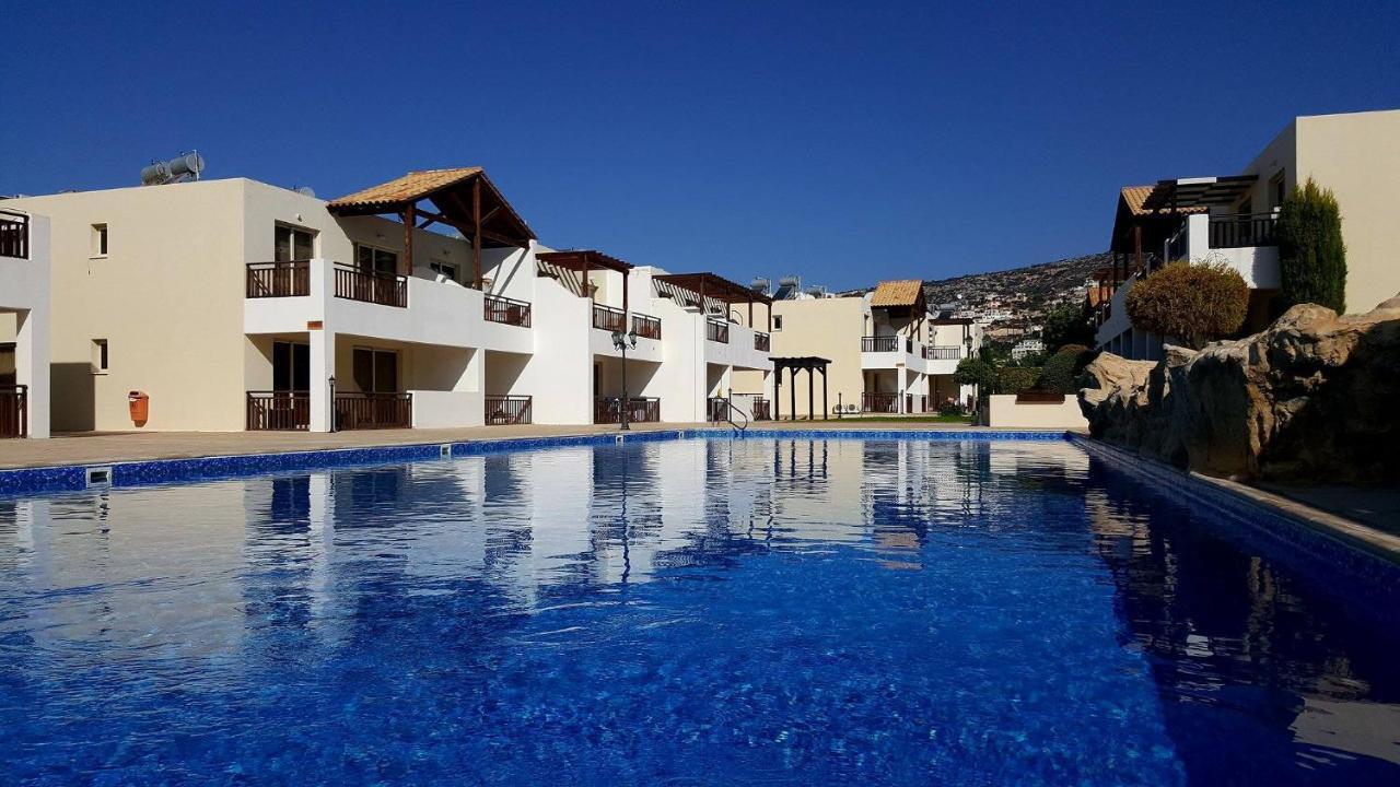 Stunning Apartment C106 With Balcony Looking Over Pool Peyia Buitenkant foto